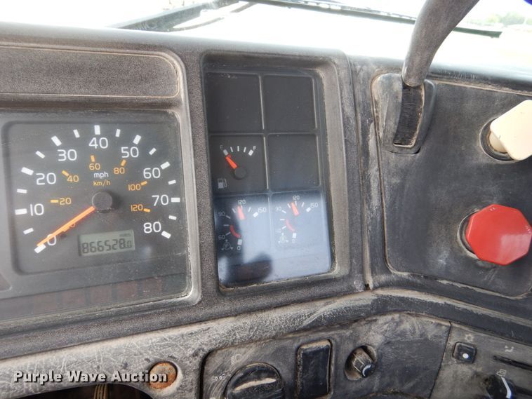 image for item HP9865 2002 Volvo VN  semi truck