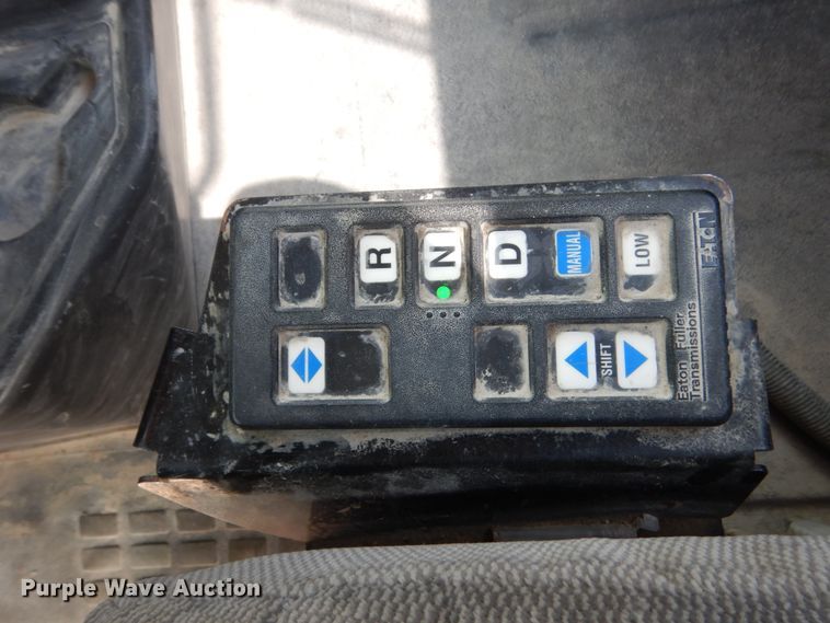 image for item HP9865 2002 Volvo VN  semi truck