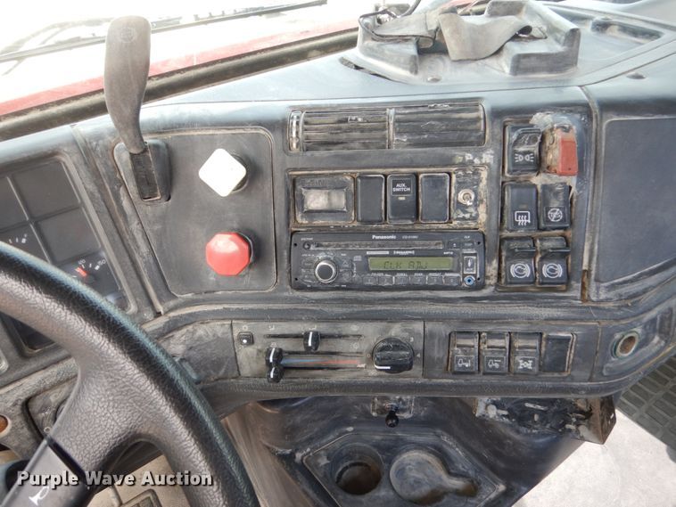 image for item HP9865 2002 Volvo VN  semi truck