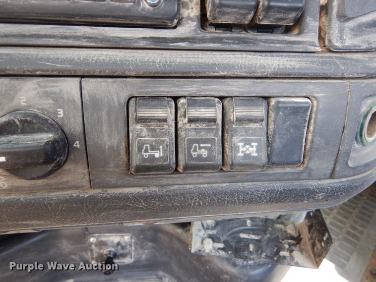 image for item HP9865 2002 Volvo VN  semi truck