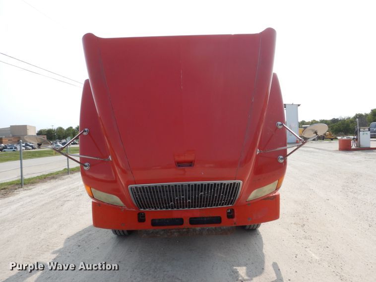 image for item HP9865 2002 Volvo VN  semi truck