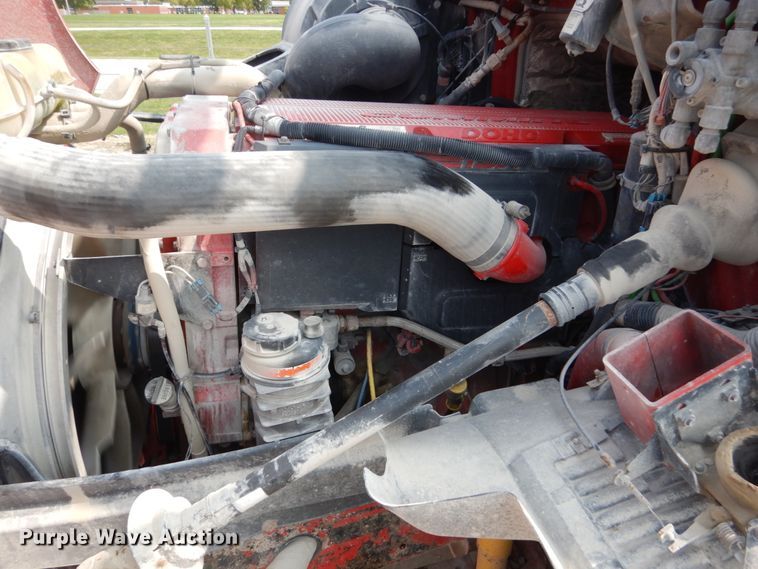 image for item HP9865 2002 Volvo VN  semi truck