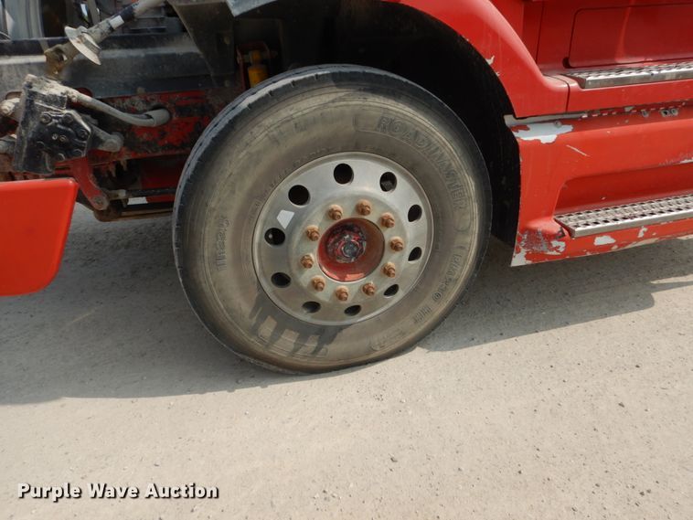 image for item HP9865 2002 Volvo VN  semi truck