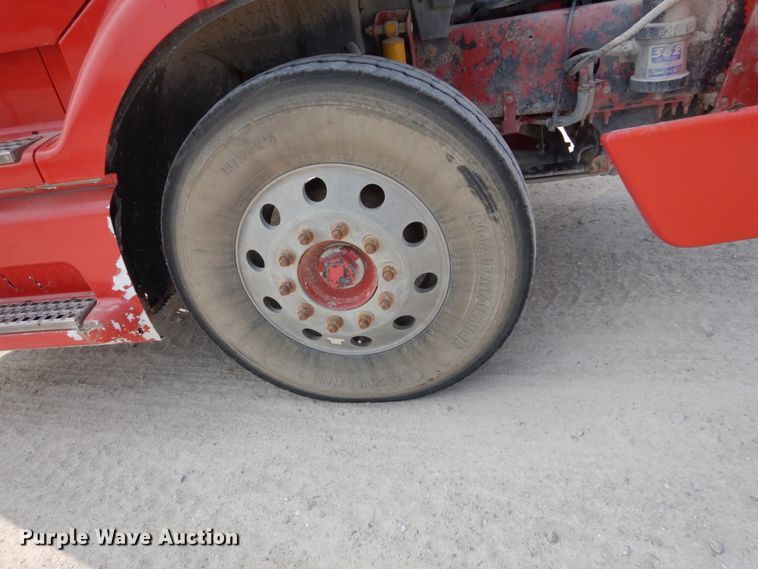 image for item HP9865 2002 Volvo VN  semi truck