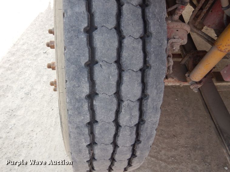 image for item HP9865 2002 Volvo VN  semi truck