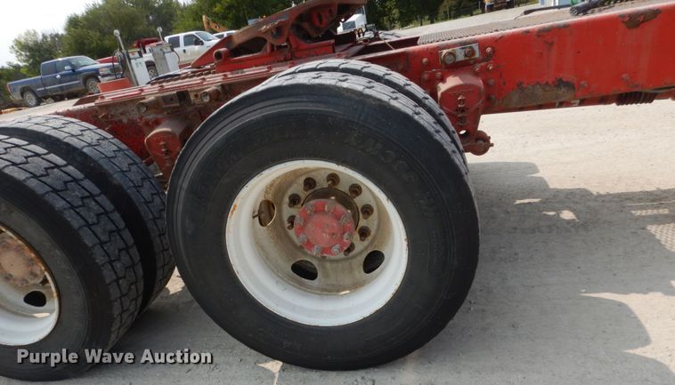 image for item HP9865 2002 Volvo VN  semi truck