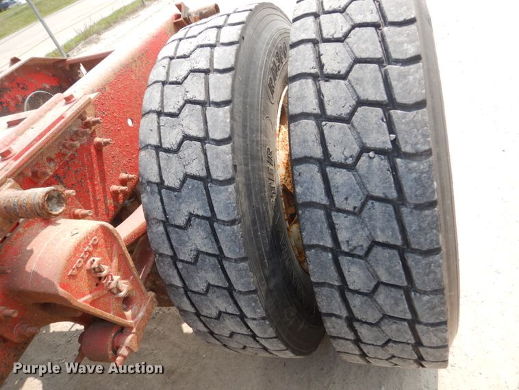 image for item HP9865 2002 Volvo VN  semi truck