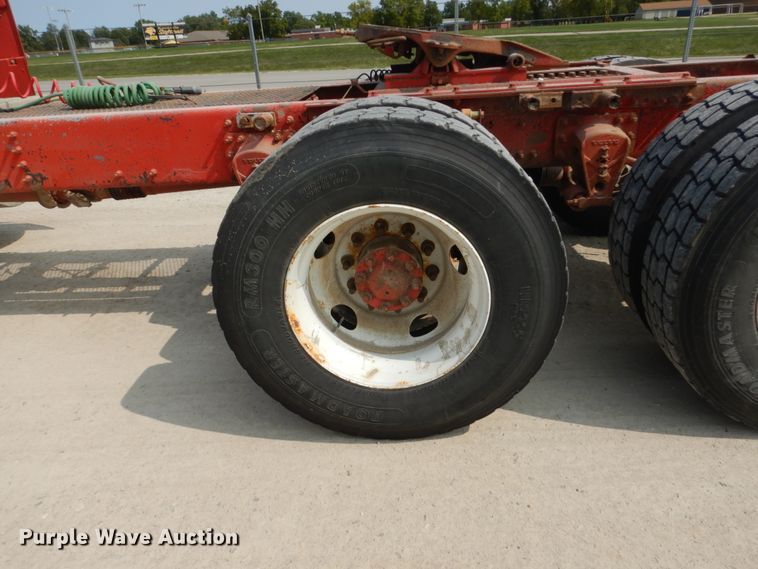 image for item HP9865 2002 Volvo VN  semi truck