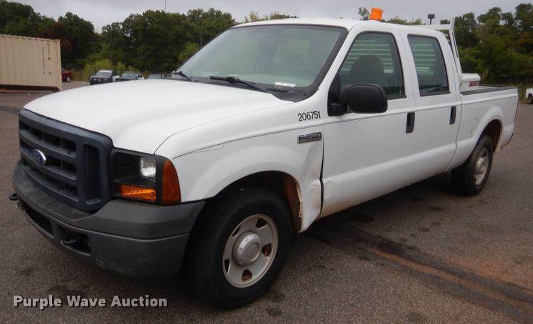 image for item HW9342 2006 Ford F250 Super Duty XL  Crew Cab pickup truck