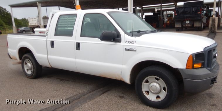 image for item HW9342 2006 Ford F250 Super Duty XL  Crew Cab pickup truck