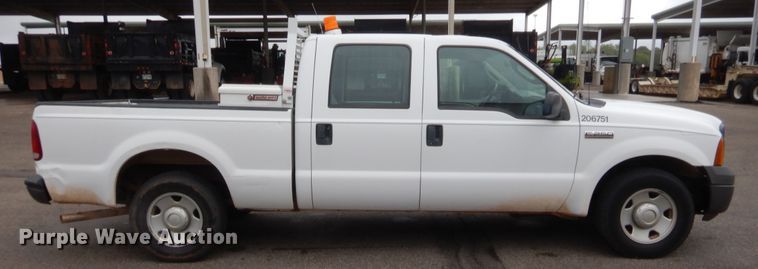 image for item HW9342 2006 Ford F250 Super Duty XL  Crew Cab pickup truck