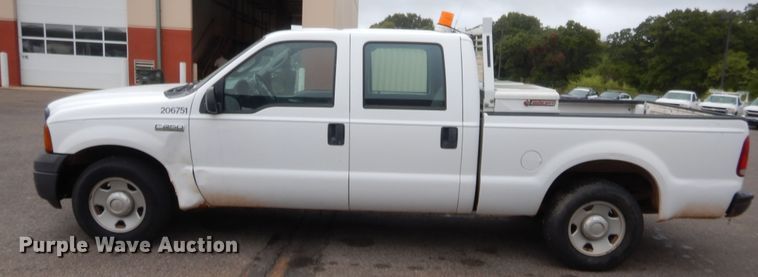 image for item HW9342 2006 Ford F250 Super Duty XL  Crew Cab pickup truck
