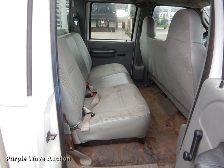 image for item HW9342 2006 Ford F250 Super Duty XL  Crew Cab pickup truck