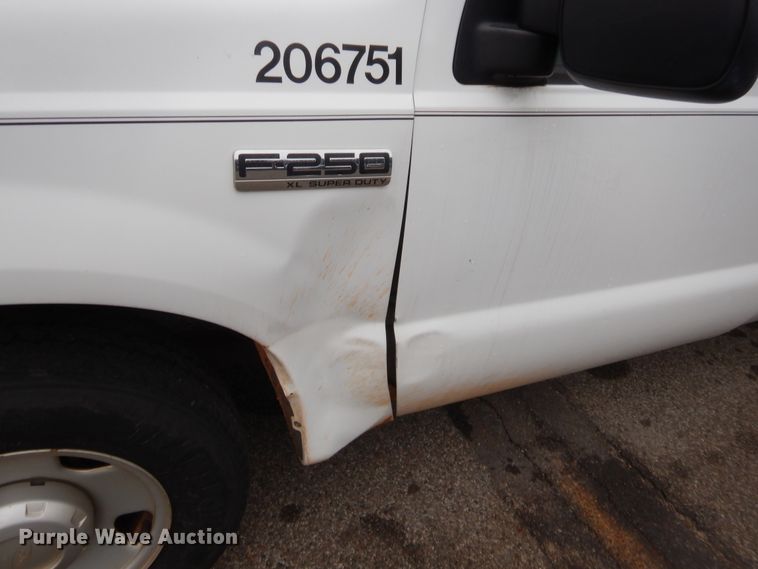 image for item HW9342 2006 Ford F250 Super Duty XL  Crew Cab pickup truck