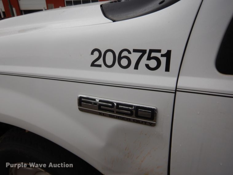 image for item HW9342 2006 Ford F250 Super Duty XL  Crew Cab pickup truck