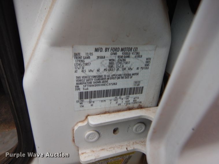 image for item HW9342 2006 Ford F250 Super Duty XL  Crew Cab pickup truck