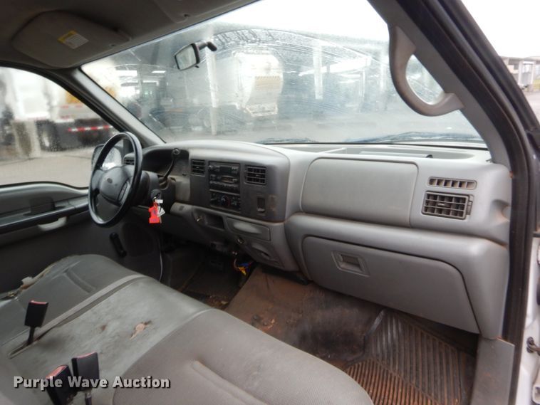 image for item HW9345 2002 Ford F250 Super Duty XL  Crew Cab pickup truck