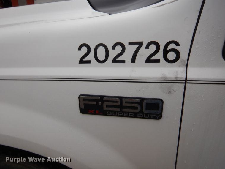 image for item HW9345 2002 Ford F250 Super Duty XL  Crew Cab pickup truck