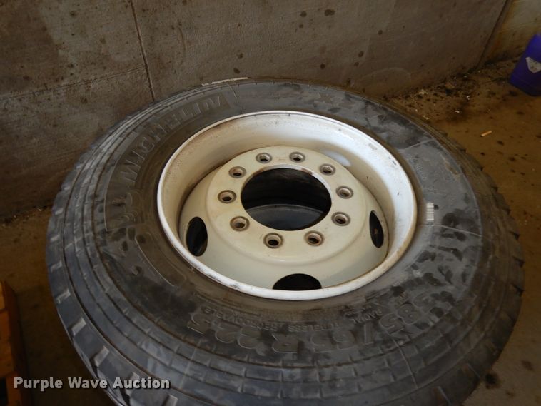 image for item HY9691 (2) Michelin XZY3 385/65R22.5 tires