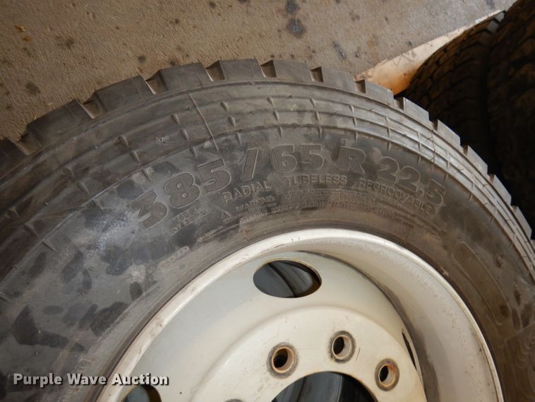 image for item HY9691 (2) Michelin XZY3 385/65R22.5 tires