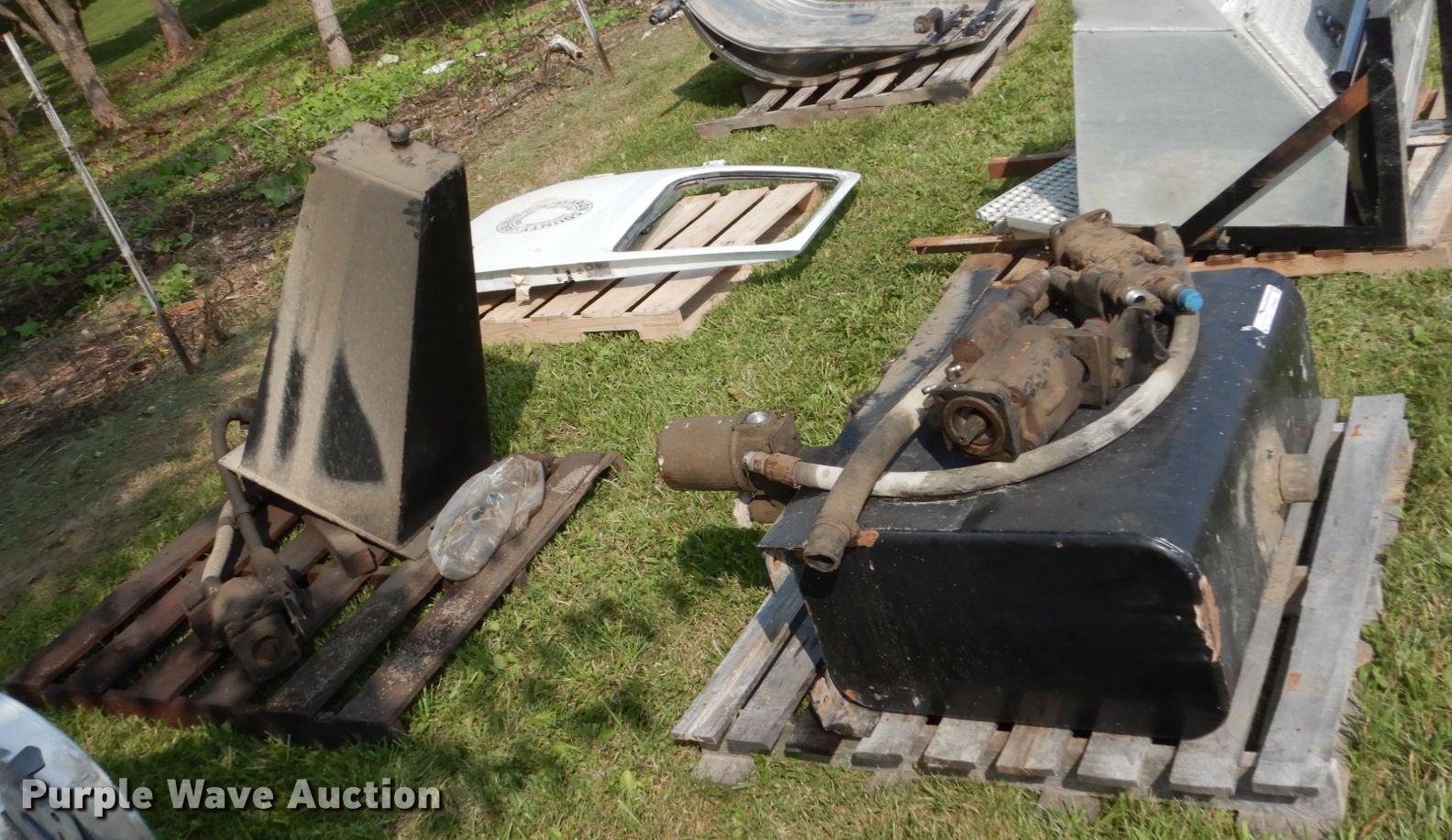 Hydraulic pumps and tanks in Knoxville, IA Item HP9826 sold Purple Wave