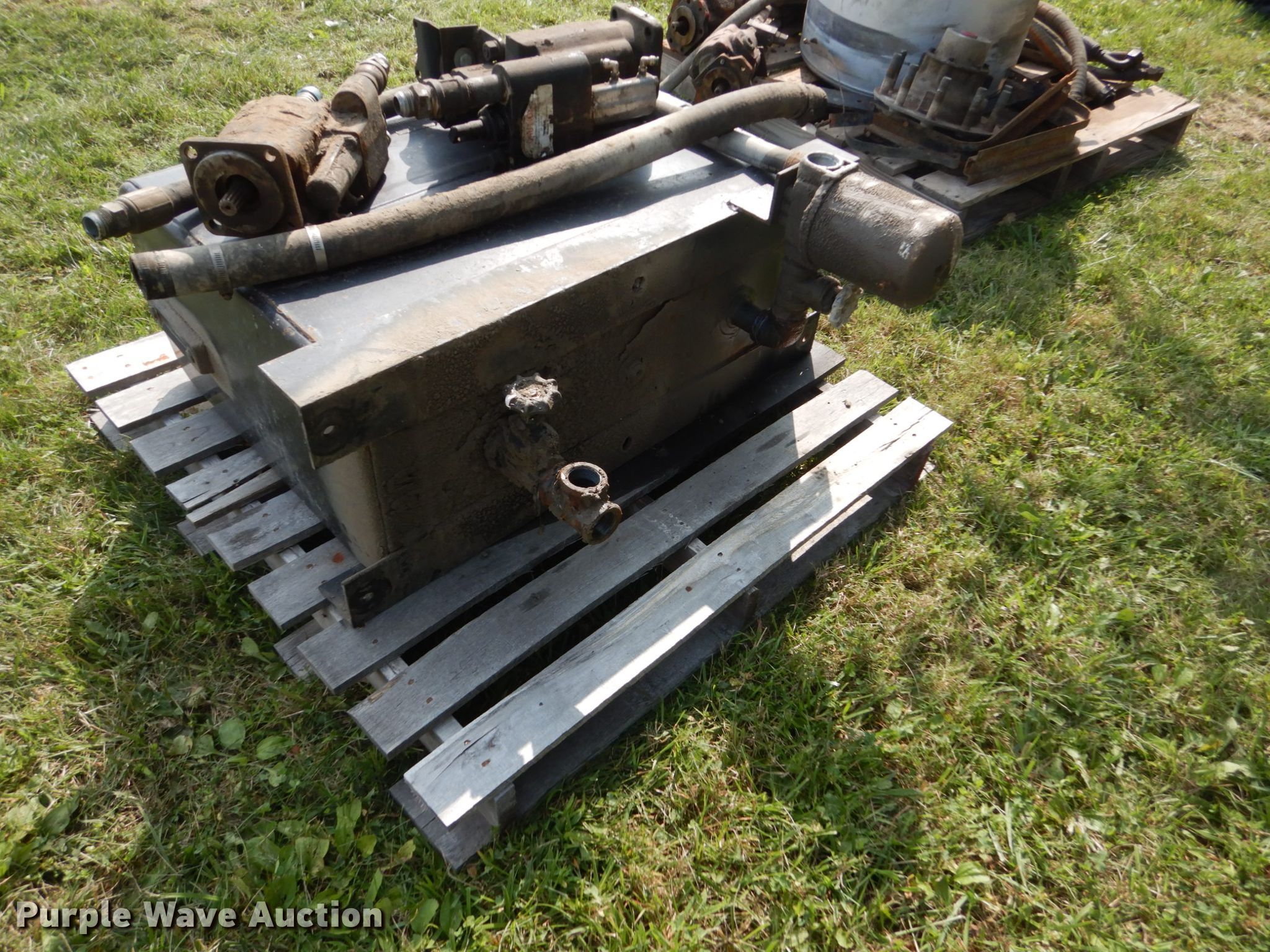 Hydraulic pumps and tanks in Knoxville, IA Item HP9826 sold Purple Wave