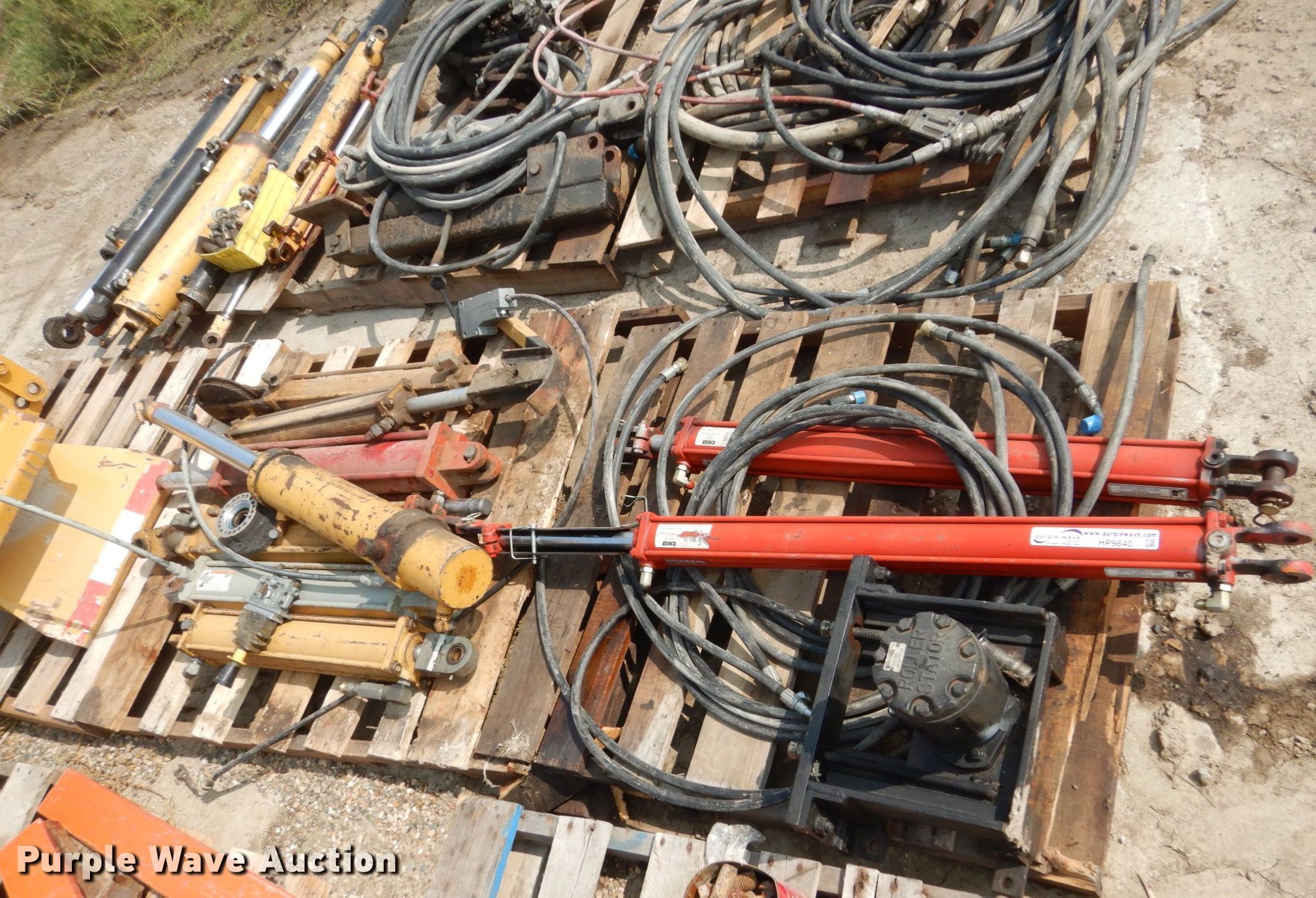 (9) hydraulic cylinders in Knoxville, IA Item HP9840 sold Purple Wave