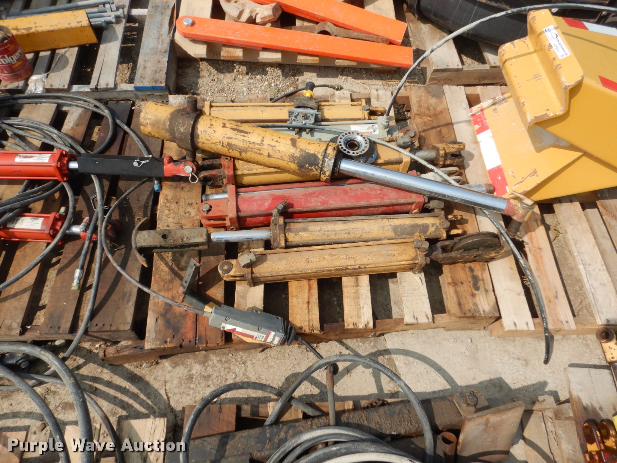 (9) hydraulic cylinders in Knoxville, IA Item HP9840 sold Purple Wave