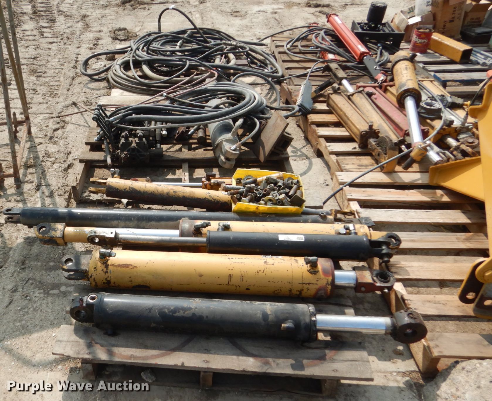(7) hydraulic cylinders in Knoxville, IA Item HP9842 sold Purple Wave