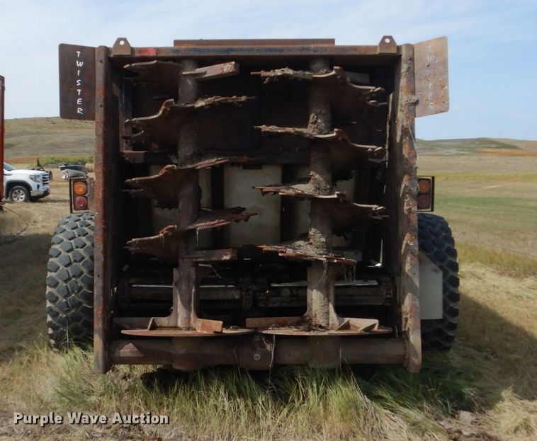 image for item DC8966 2012 Meyers VB750 manure spreader