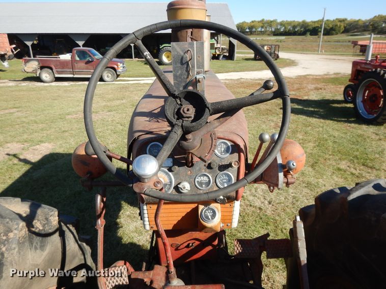 image for item DH0130 1963 Farmall 560  tractor