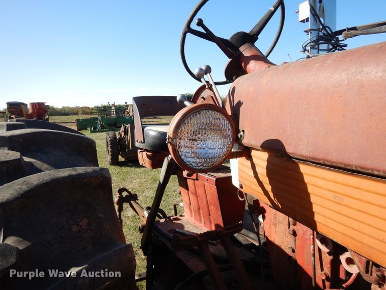 image for item DH0130 1963 Farmall 560  tractor