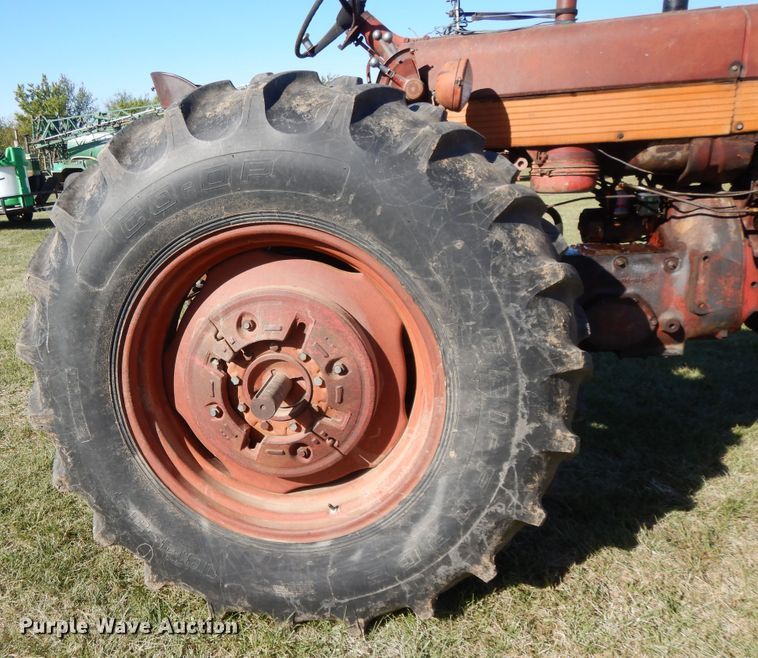 image for item DH0130 1963 Farmall 560  tractor