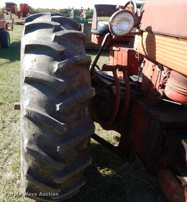 image for item DH0130 1963 Farmall 560  tractor