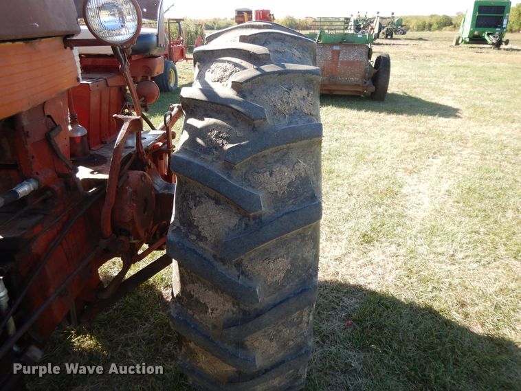 image for item DH0130 1963 Farmall 560  tractor