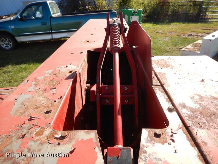 image for item DH0134 1992 New Holland 575  small square baler