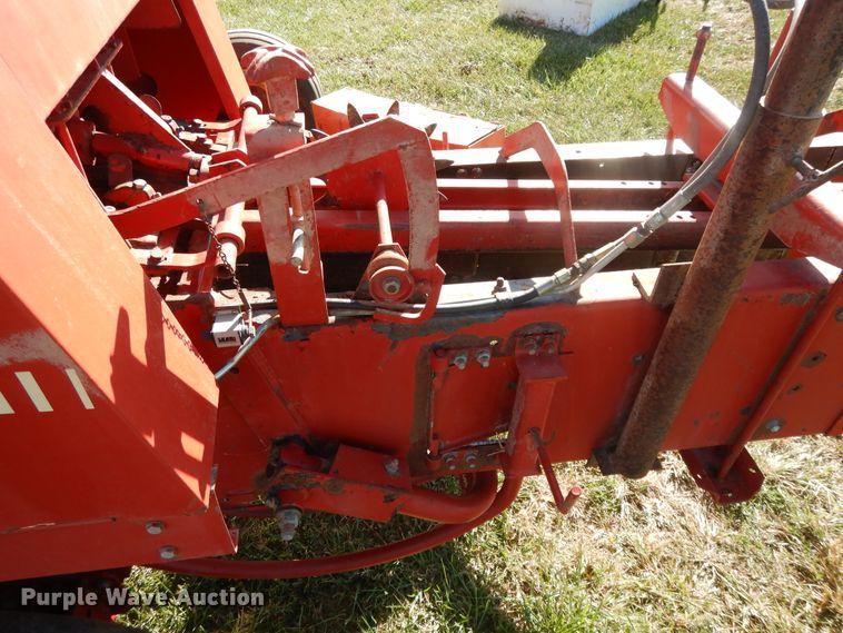 image for item DH0134 1992 New Holland 575  small square baler