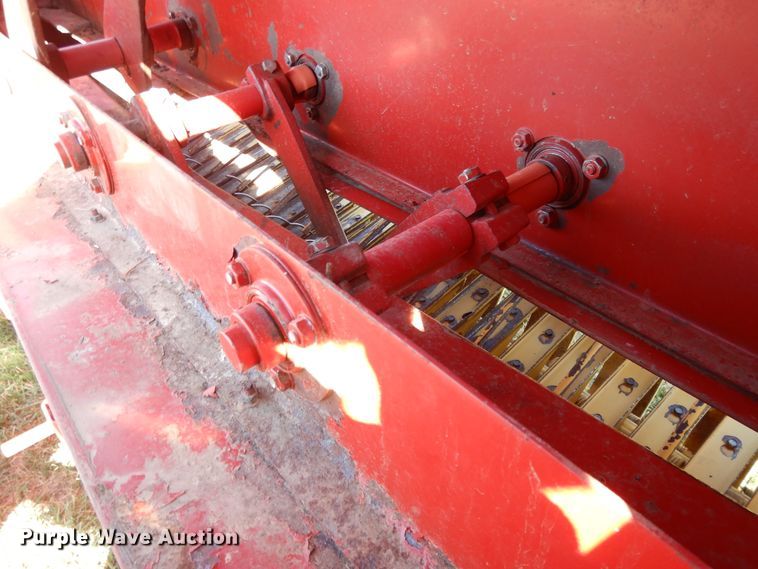 image for item DH0134 1992 New Holland 575  small square baler