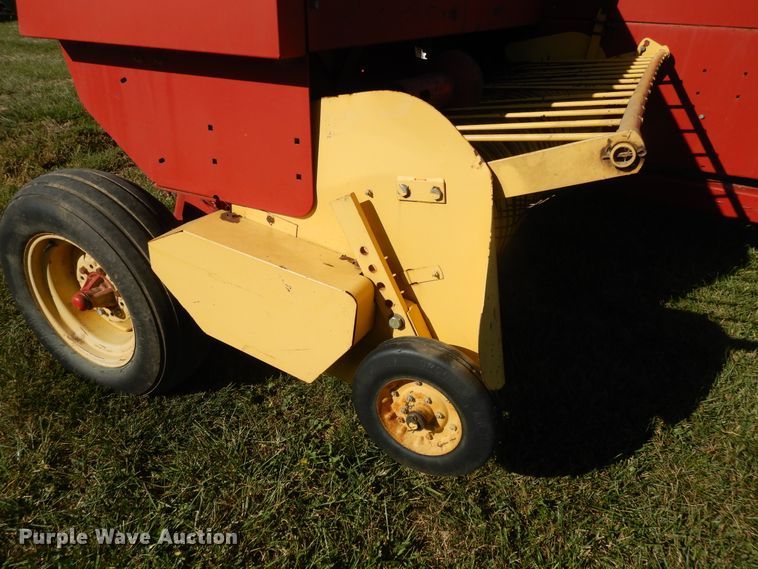 image for item DH0134 1992 New Holland 575  small square baler