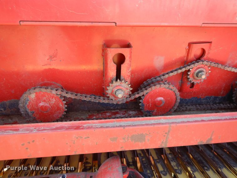 image for item DH0134 1992 New Holland 575  small square baler