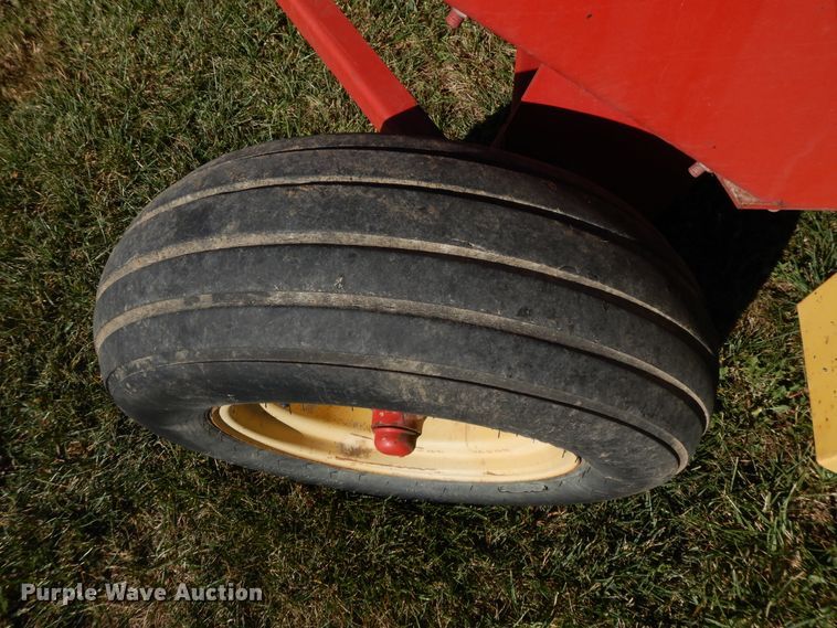 image for item DH0134 1992 New Holland 575  small square baler