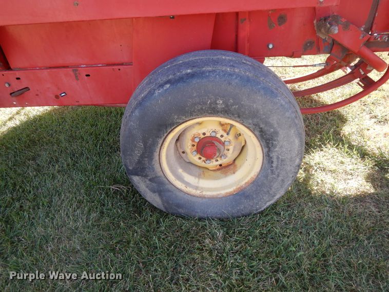 image for item DH0134 1992 New Holland 575  small square baler