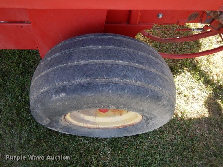 image for item DH0134 1992 New Holland 575  small square baler