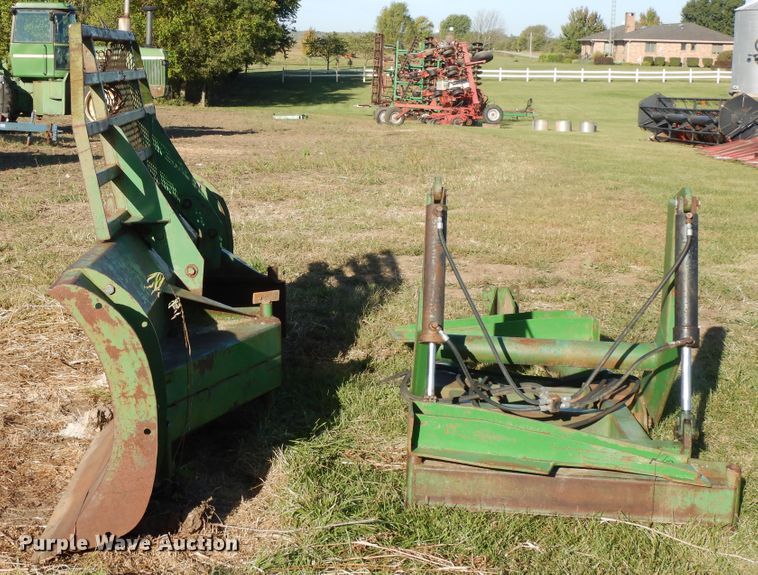 image for item DH0137 John Deere 14'W front blade