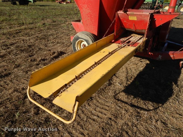 image for item DH0139 1974 New Holland 357  feed mixer