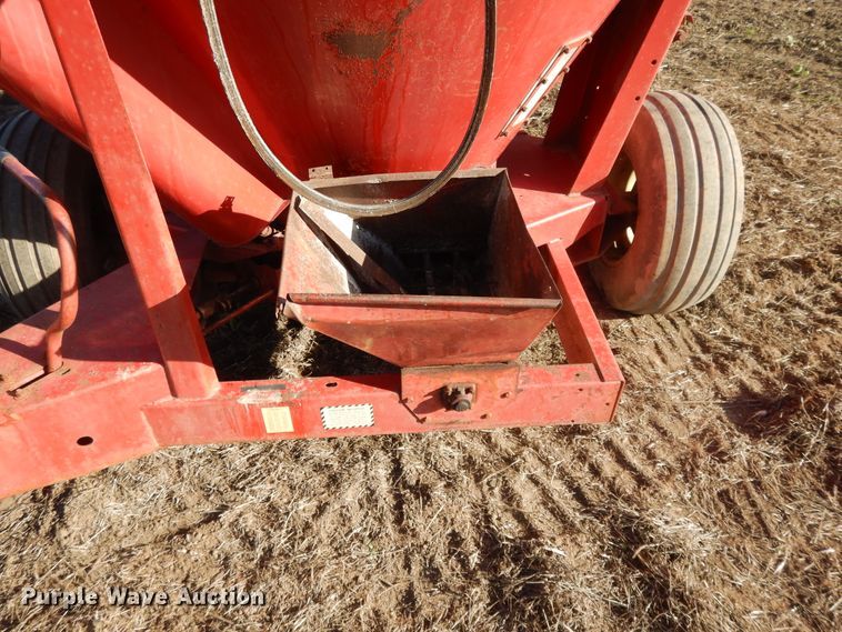 image for item DH0139 1974 New Holland 357  feed mixer