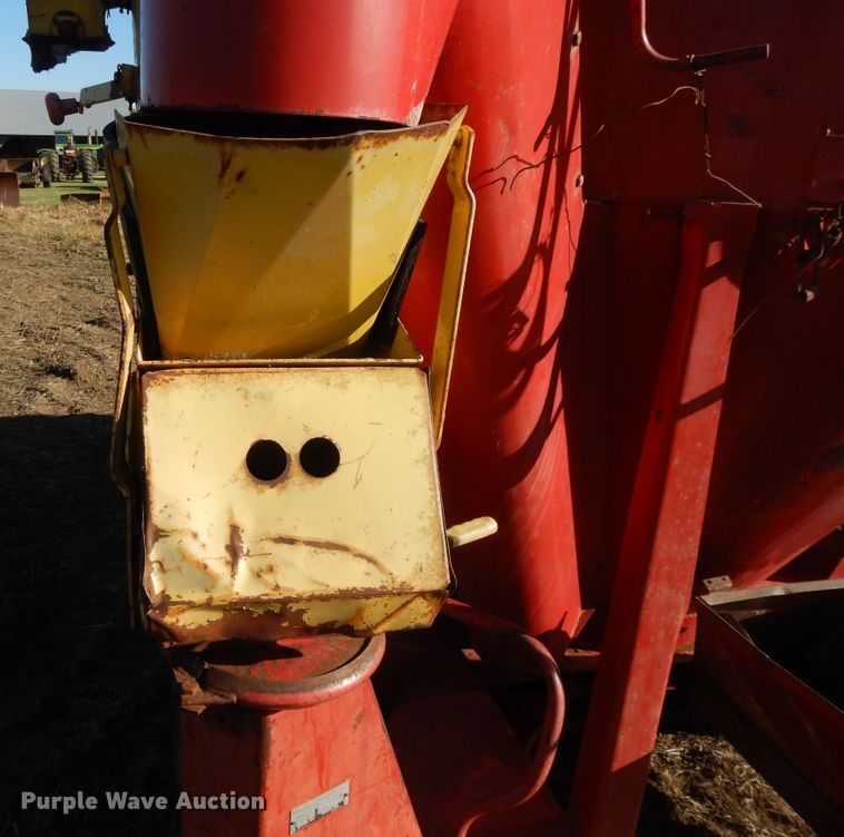 image for item DH0139 1974 New Holland 357  feed mixer