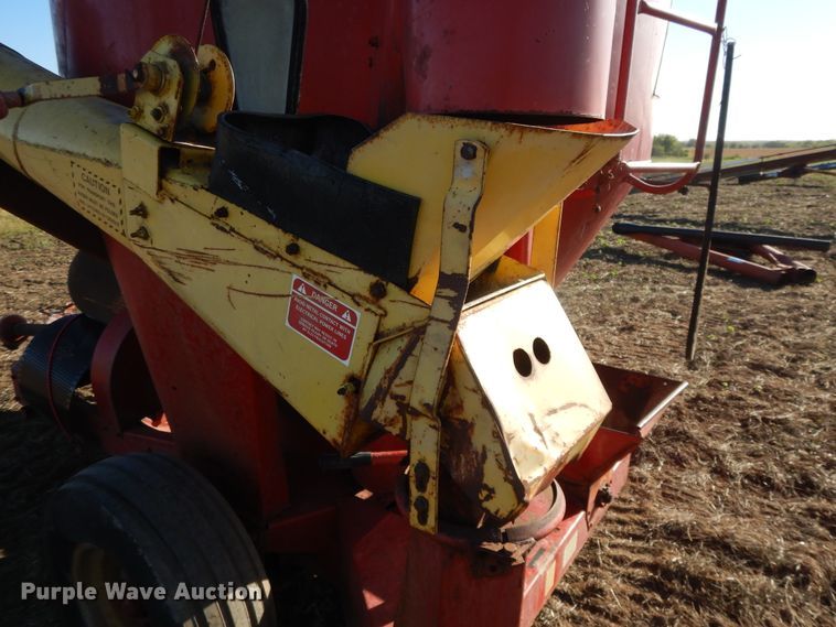 image for item DH0139 1974 New Holland 357  feed mixer
