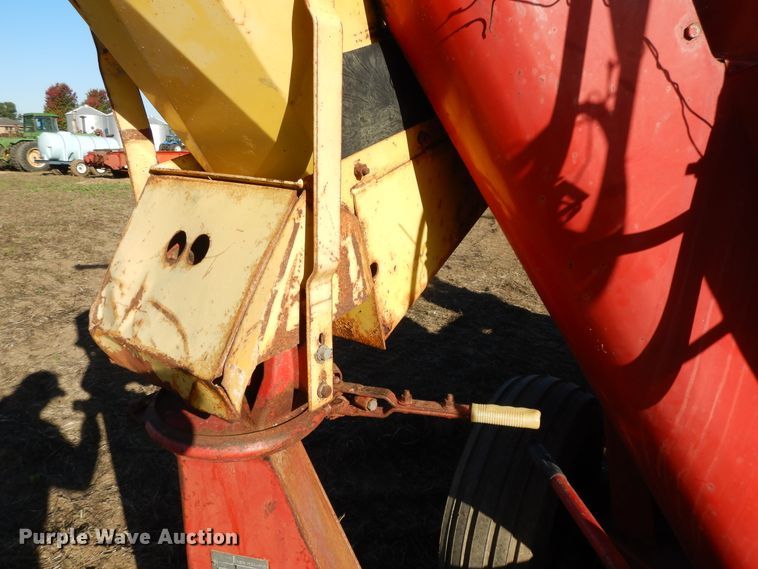 image for item DH0139 1974 New Holland 357  feed mixer