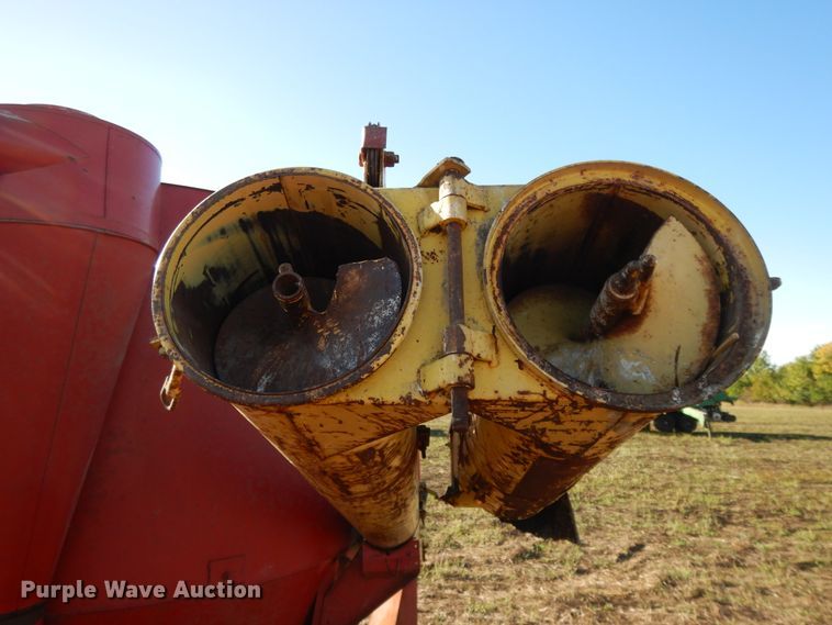 image for item DH0139 1974 New Holland 357  feed mixer